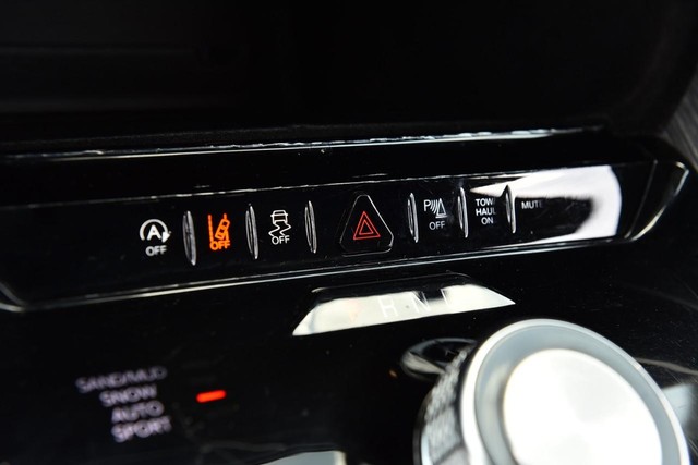 Jeep Wagoneer L Vehicle Image 19