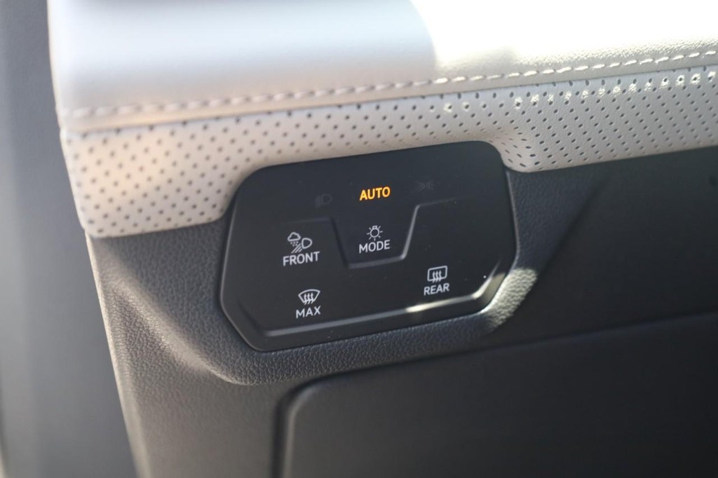 Volkswagen Atlas Vehicle Full-screen Gallery Image 12