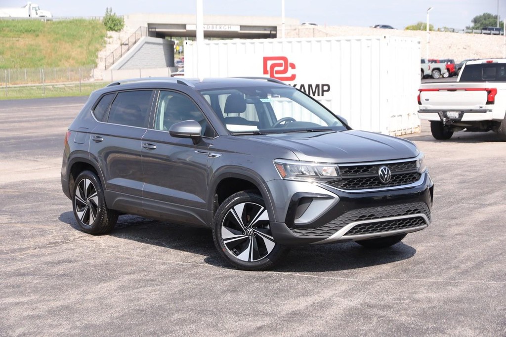 Volkswagen Taos Vehicle Full-screen Gallery Image 2