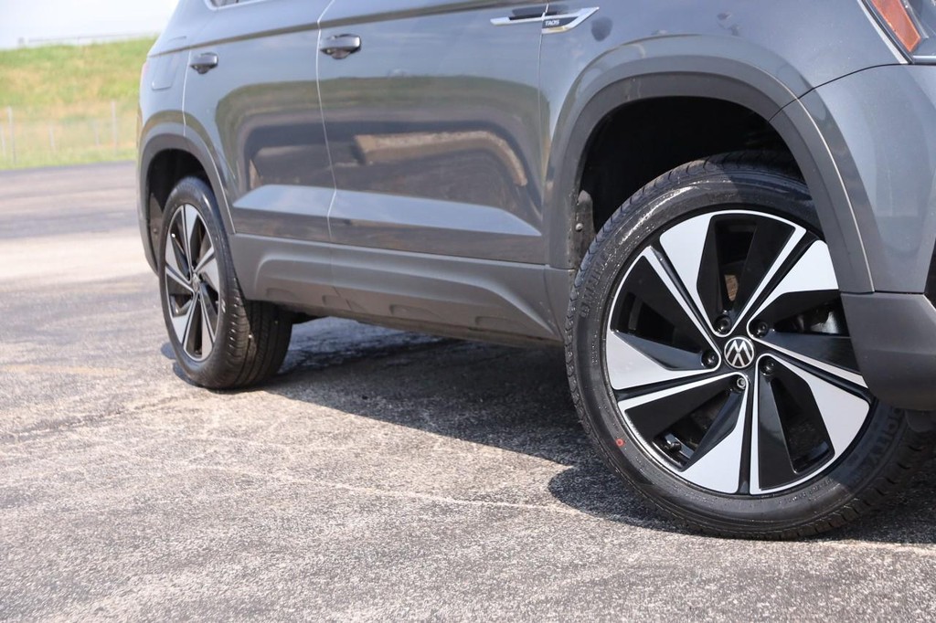Volkswagen Taos Vehicle Full-screen Gallery Image 3