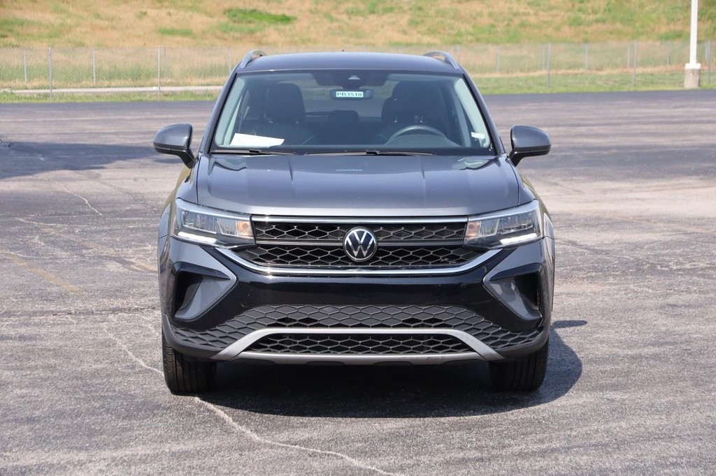 Volkswagen Taos Vehicle Full-screen Gallery Image 4