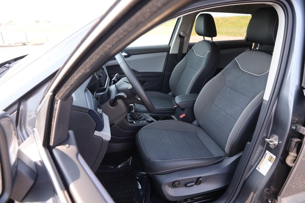 Volkswagen Taos Vehicle Full-screen Gallery Image 8