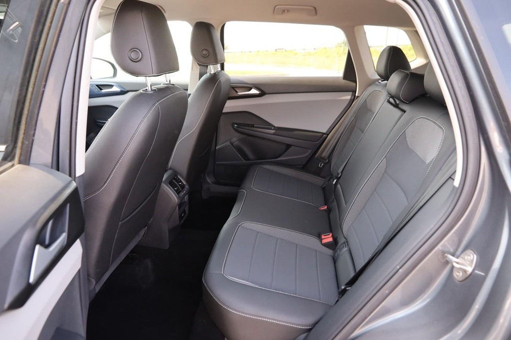 Volkswagen Taos Vehicle Full-screen Gallery Image 9