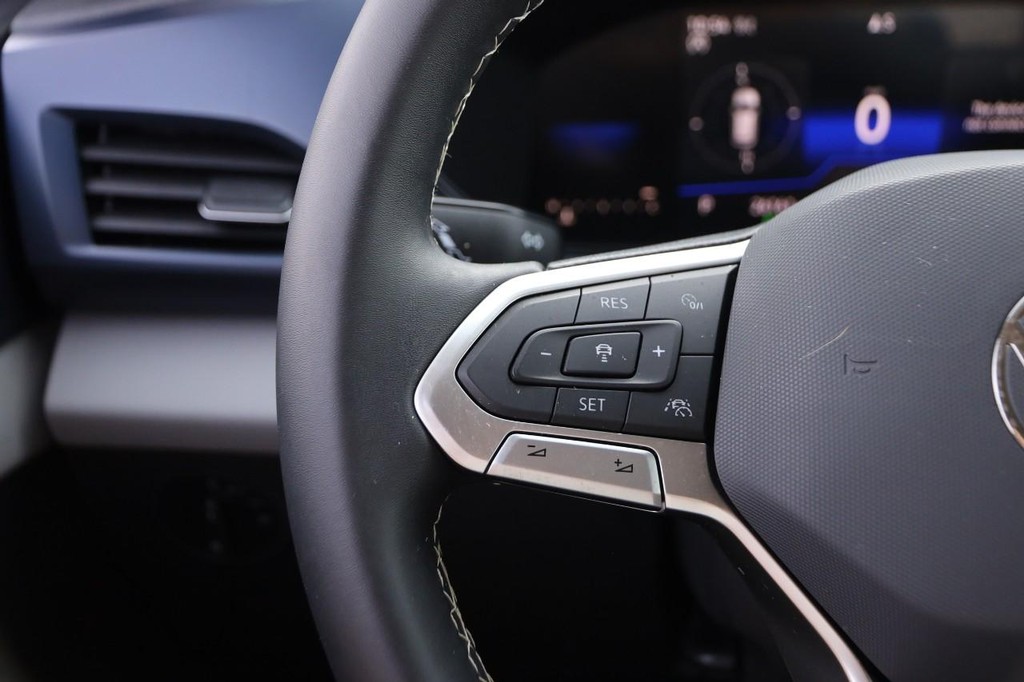 Volkswagen Taos Vehicle Full-screen Gallery Image 11
