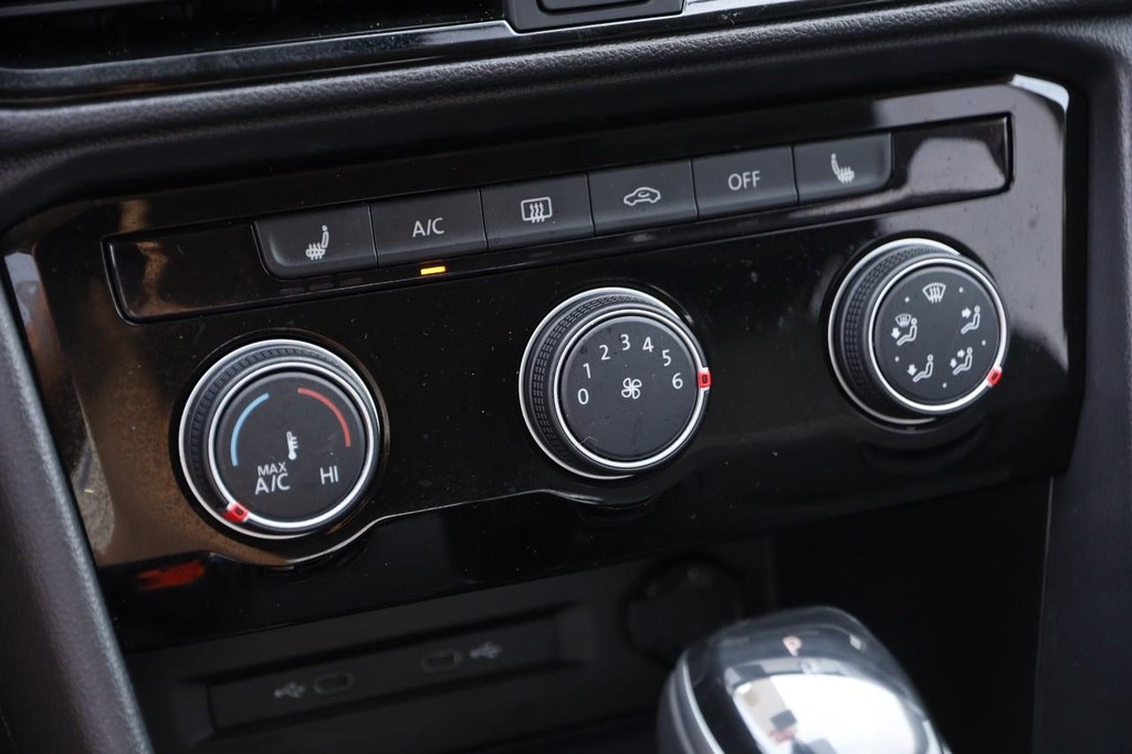 Volkswagen Taos Vehicle Full-screen Gallery Image 16