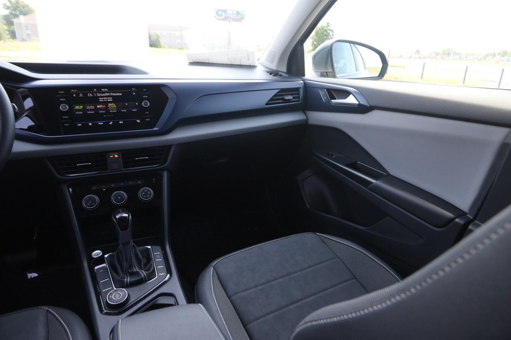 Volkswagen Taos Vehicle Full-screen Gallery Image 23