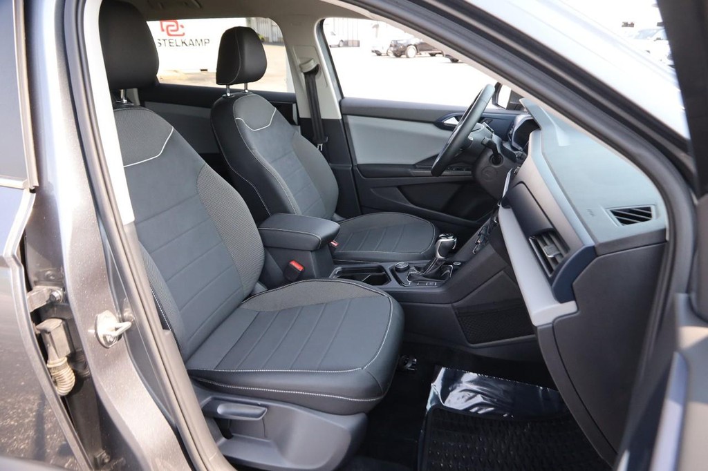 Volkswagen Taos Vehicle Full-screen Gallery Image 24
