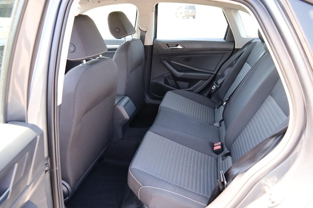 Volkswagen Jetta Vehicle Full-screen Gallery Image 9