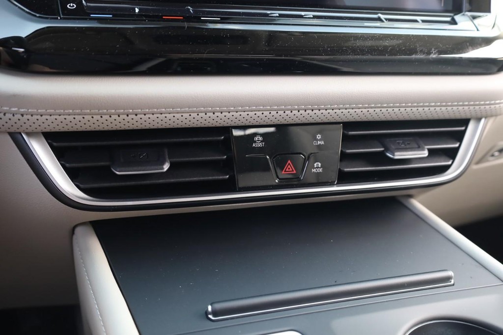 Volkswagen Atlas Vehicle Full-screen Gallery Image 12