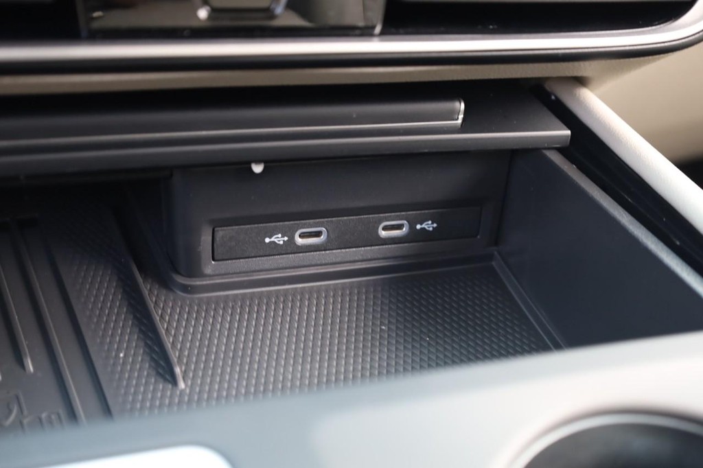 Volkswagen Atlas Vehicle Full-screen Gallery Image 13