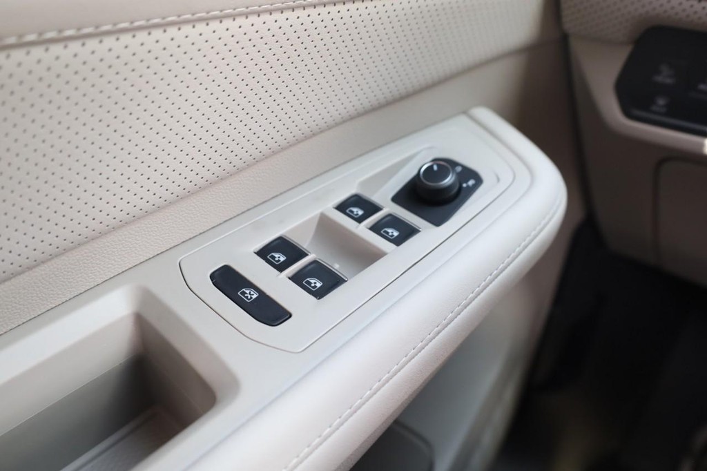 Volkswagen Atlas Vehicle Full-screen Gallery Image 16
