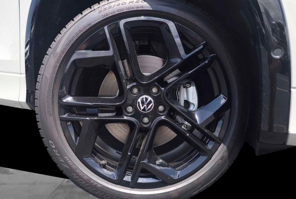 Volkswagen Tiguan Vehicle Full-screen Gallery Image 3