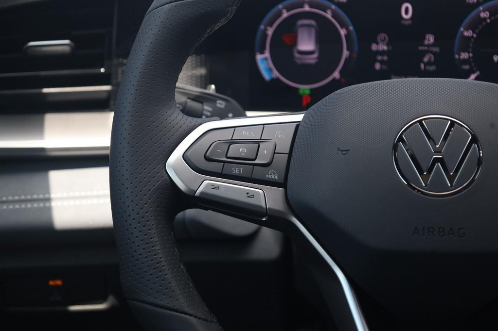 Volkswagen Tiguan Vehicle Full-screen Gallery Image 10