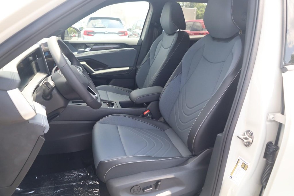 Volkswagen Tiguan Vehicle Full-screen Gallery Image 17