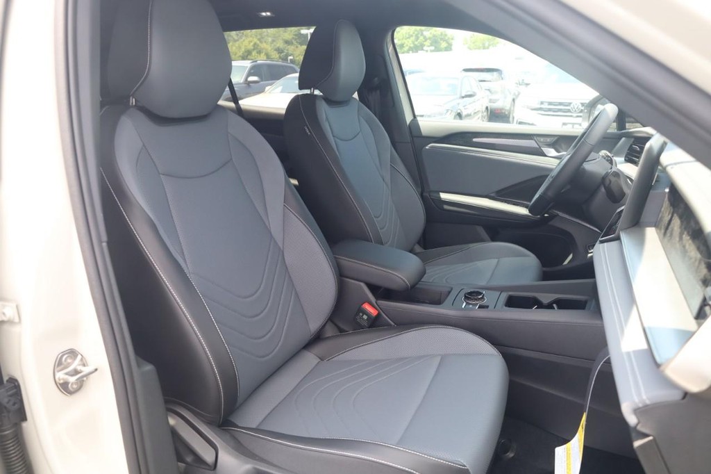 Volkswagen Tiguan Vehicle Full-screen Gallery Image 18