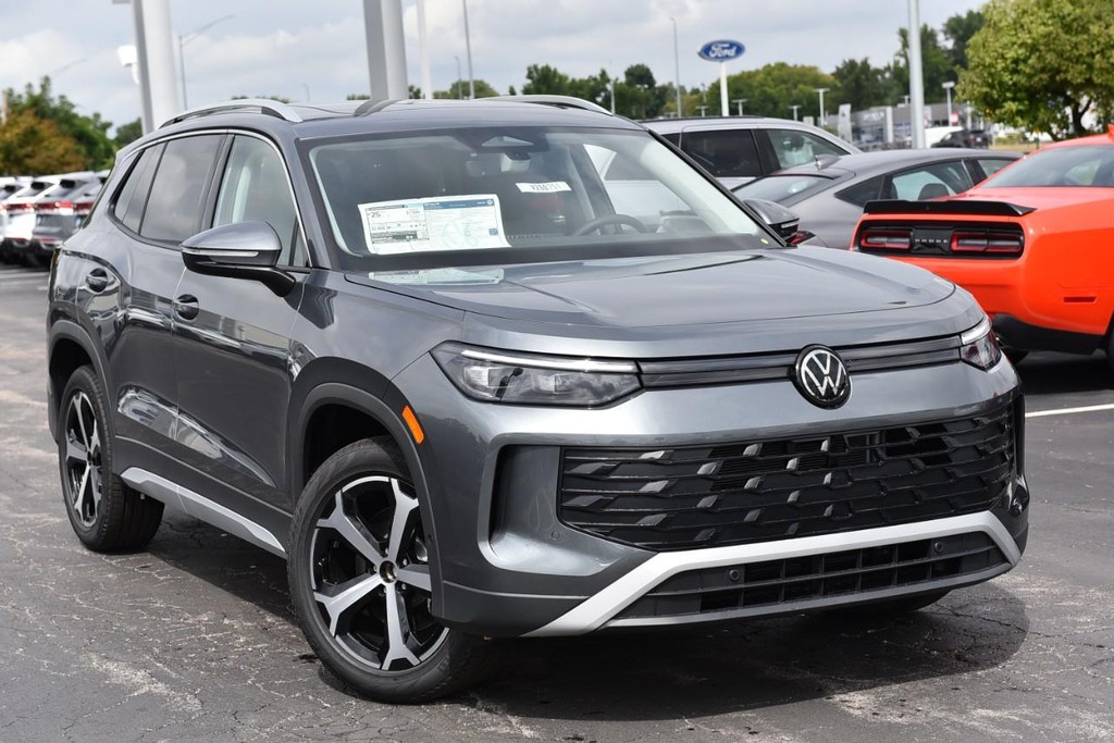Volkswagen Tiguan Vehicle Full-screen Gallery Image 2