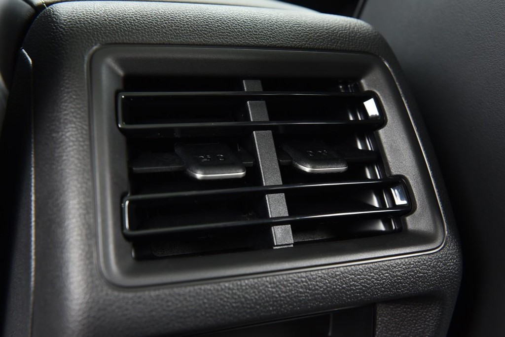 Volkswagen Tiguan Vehicle Full-screen Gallery Image 23