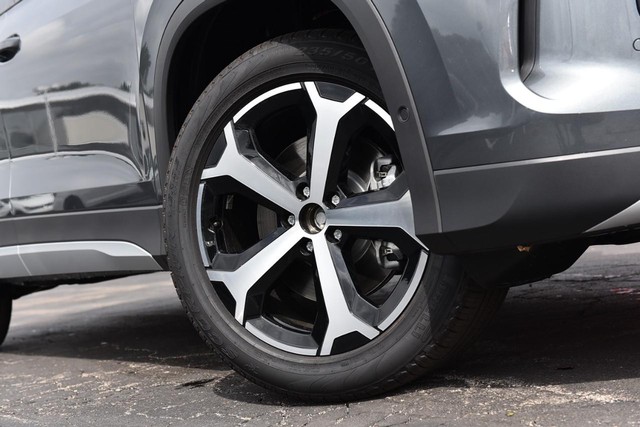 Volkswagen Tiguan Vehicle Image 03