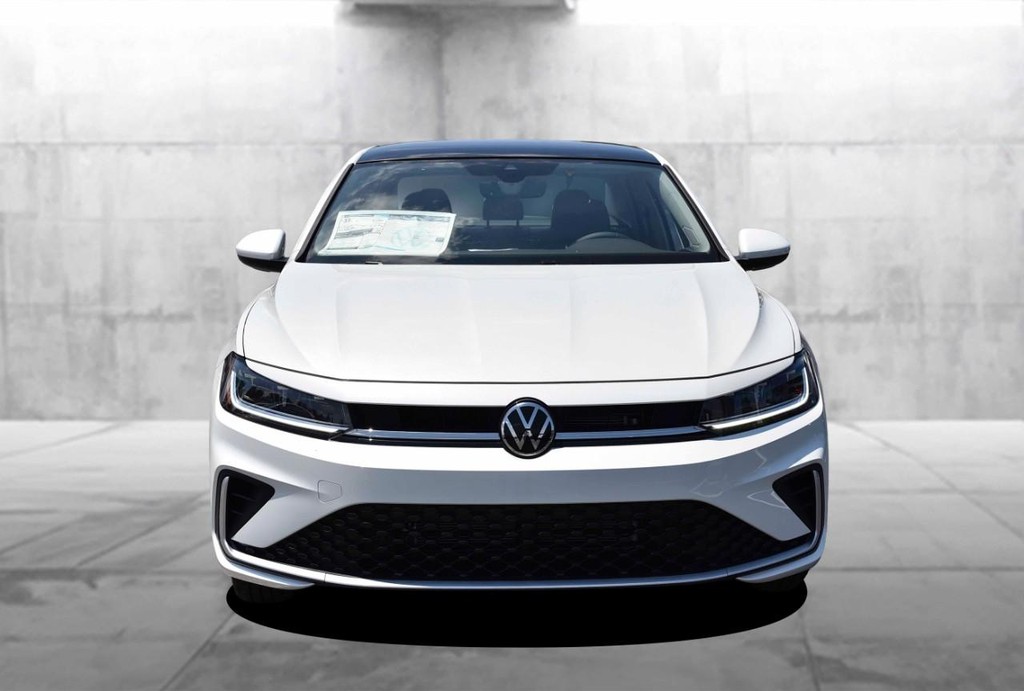 Volkswagen Jetta Vehicle Full-screen Gallery Image 4