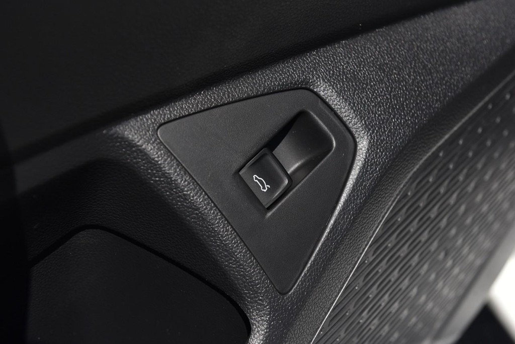 Volkswagen Jetta Vehicle Full-screen Gallery Image 9