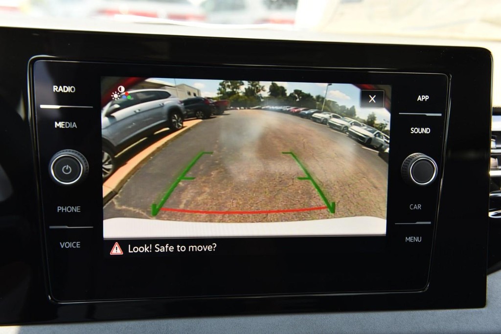 Volkswagen Jetta Vehicle Full-screen Gallery Image 13