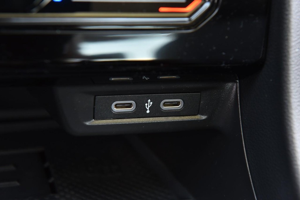 Volkswagen Jetta Vehicle Full-screen Gallery Image 16
