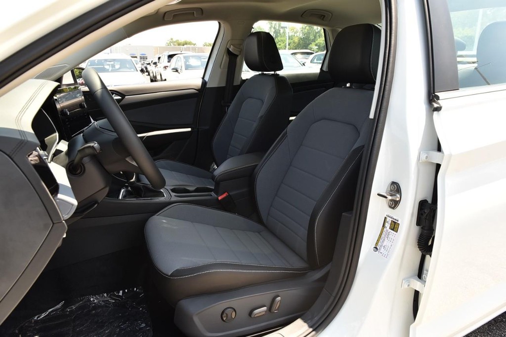 Volkswagen Jetta Vehicle Full-screen Gallery Image 20