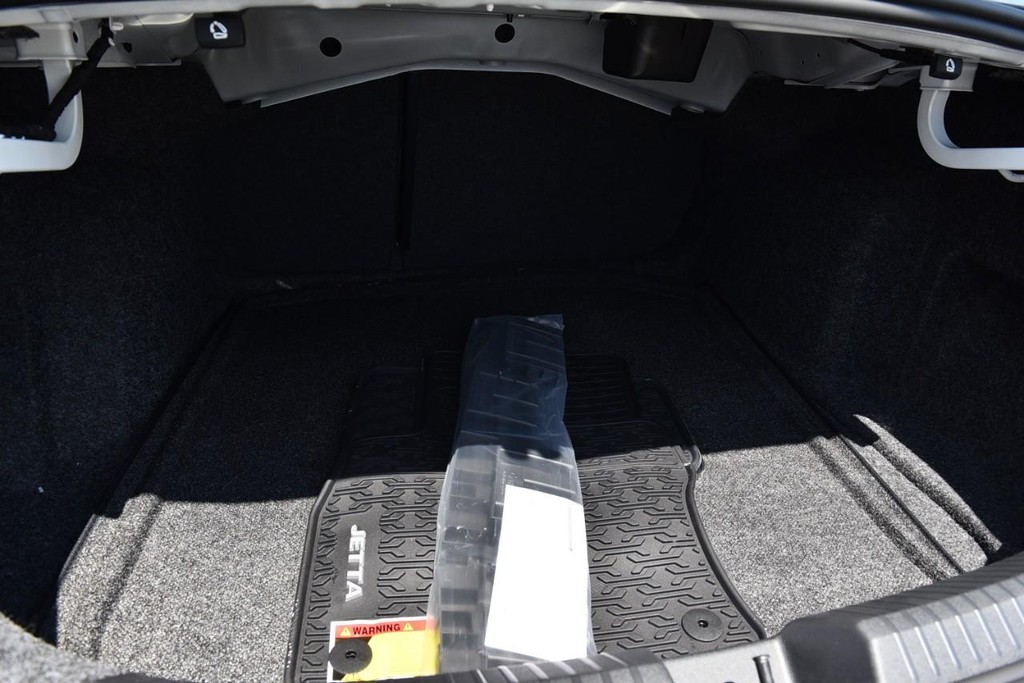 Volkswagen Jetta Vehicle Full-screen Gallery Image 24