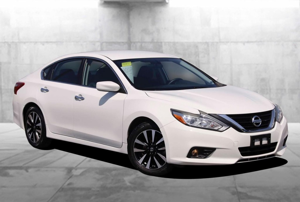 Nissan Altima Vehicle Full-screen Gallery Image 02