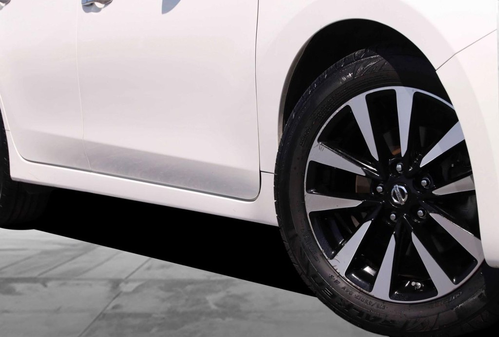 Nissan Altima Vehicle Full-screen Gallery Image 03