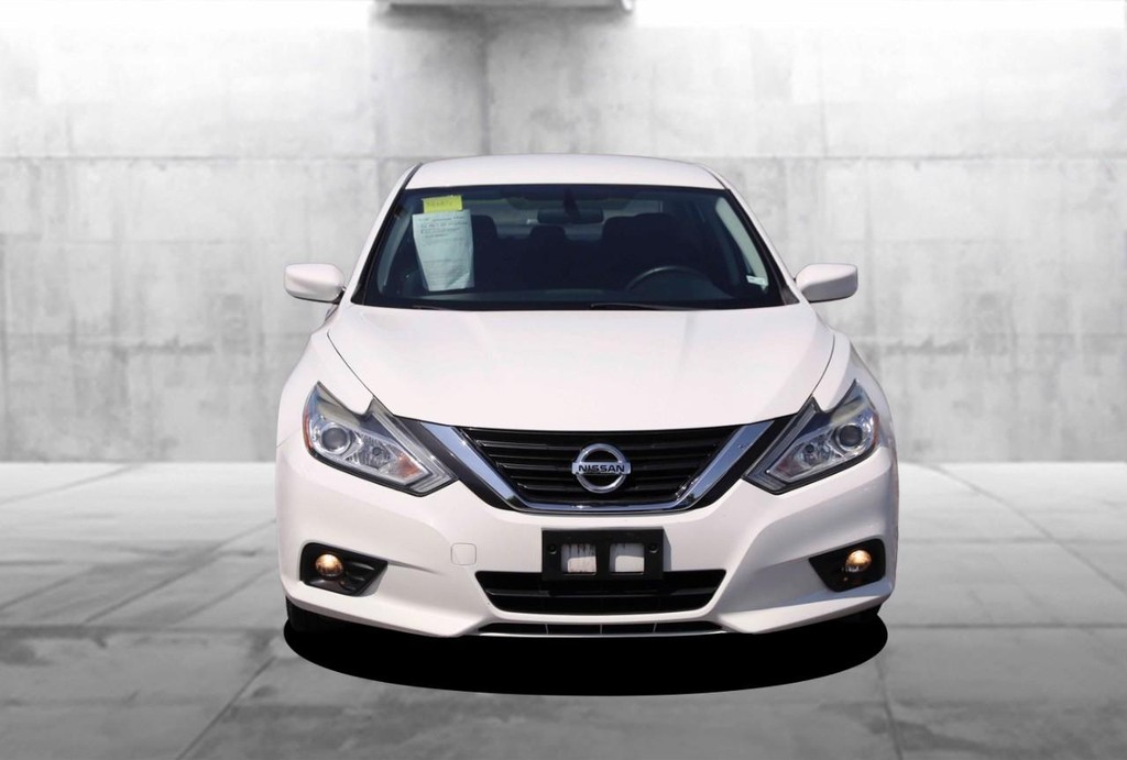 Nissan Altima Vehicle Full-screen Gallery Image 04