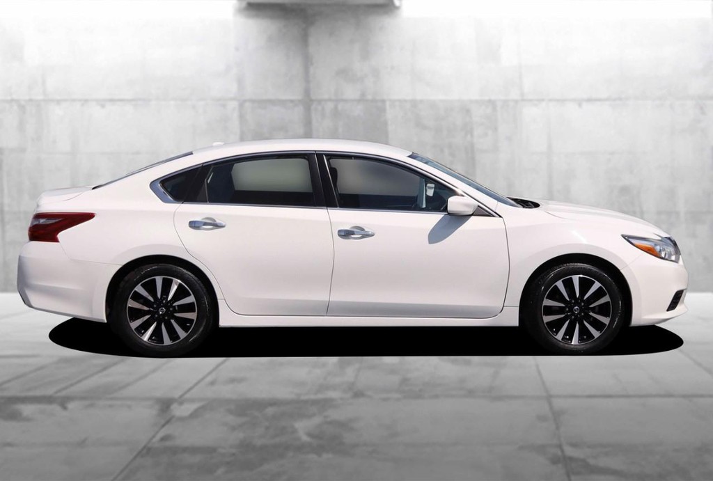 Nissan Altima Vehicle Full-screen Gallery Image 05