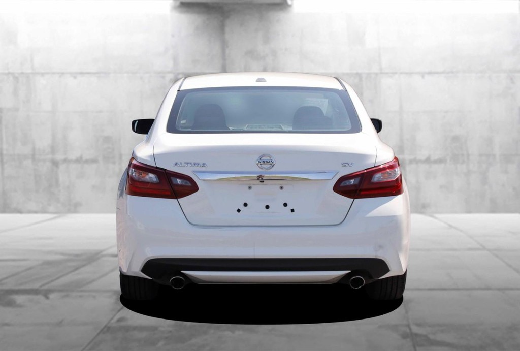 Nissan Altima Vehicle Full-screen Gallery Image 06