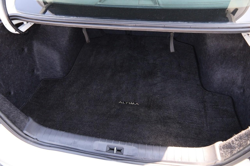 Nissan Altima Vehicle Full-screen Gallery Image 07