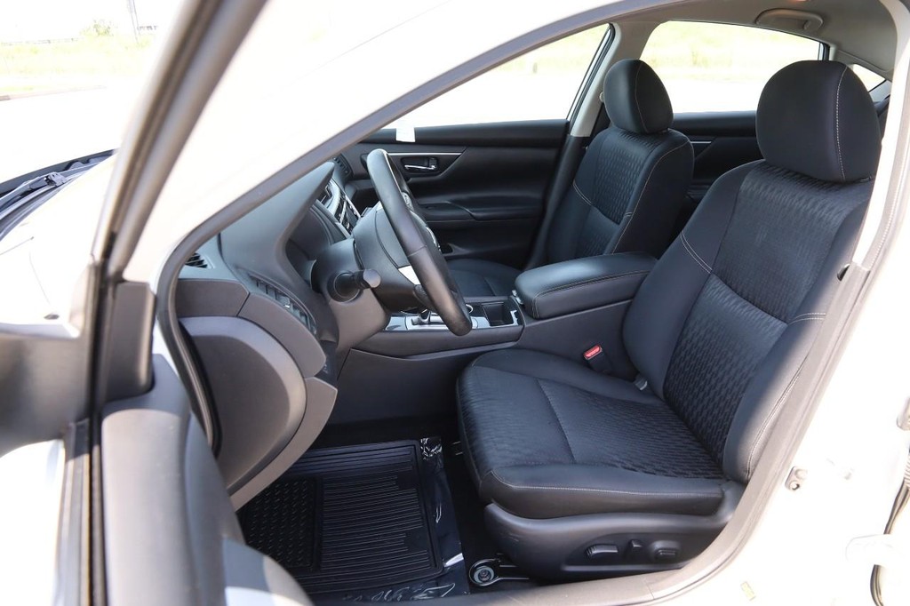 Nissan Altima Vehicle Full-screen Gallery Image 08