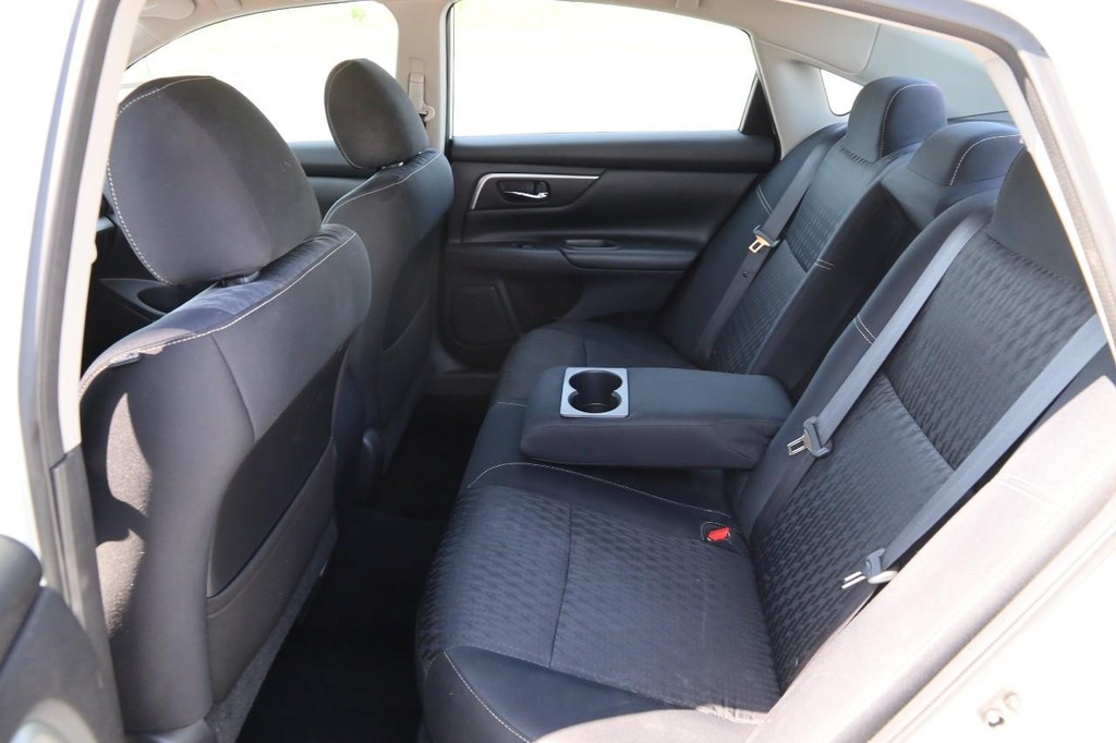 Nissan Altima Vehicle Full-screen Gallery Image 09