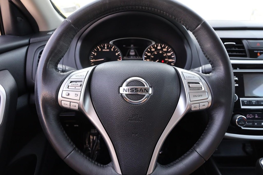 Nissan Altima Vehicle Full-screen Gallery Image 10