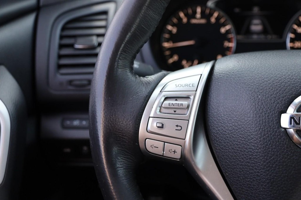 Nissan Altima Vehicle Full-screen Gallery Image 11