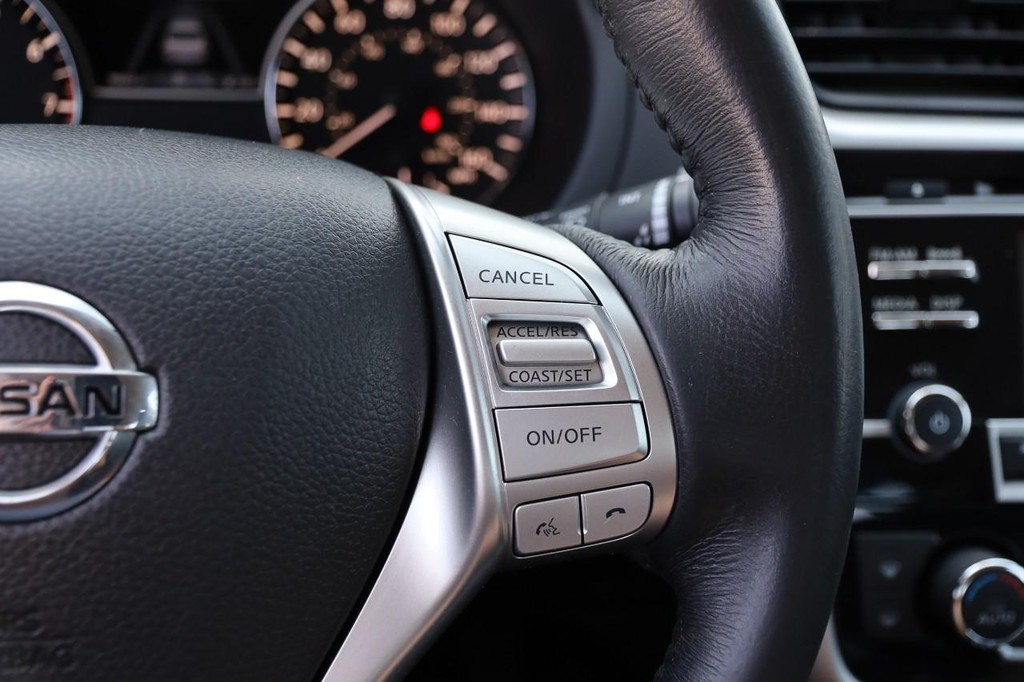 Nissan Altima Vehicle Full-screen Gallery Image 12