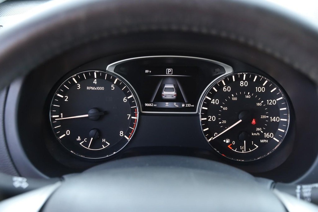 Nissan Altima Vehicle Full-screen Gallery Image 13
