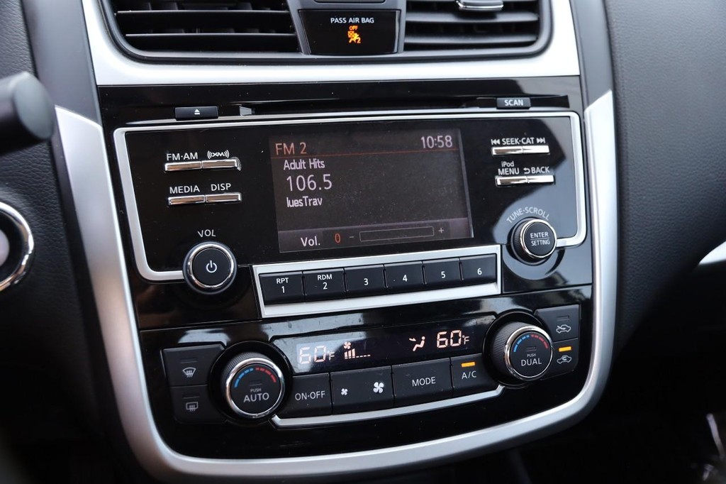 Nissan Altima Vehicle Full-screen Gallery Image 15
