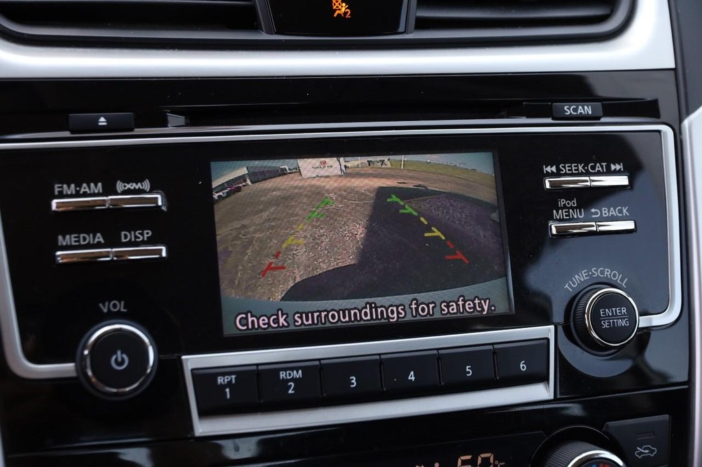 Nissan Altima Vehicle Full-screen Gallery Image 16