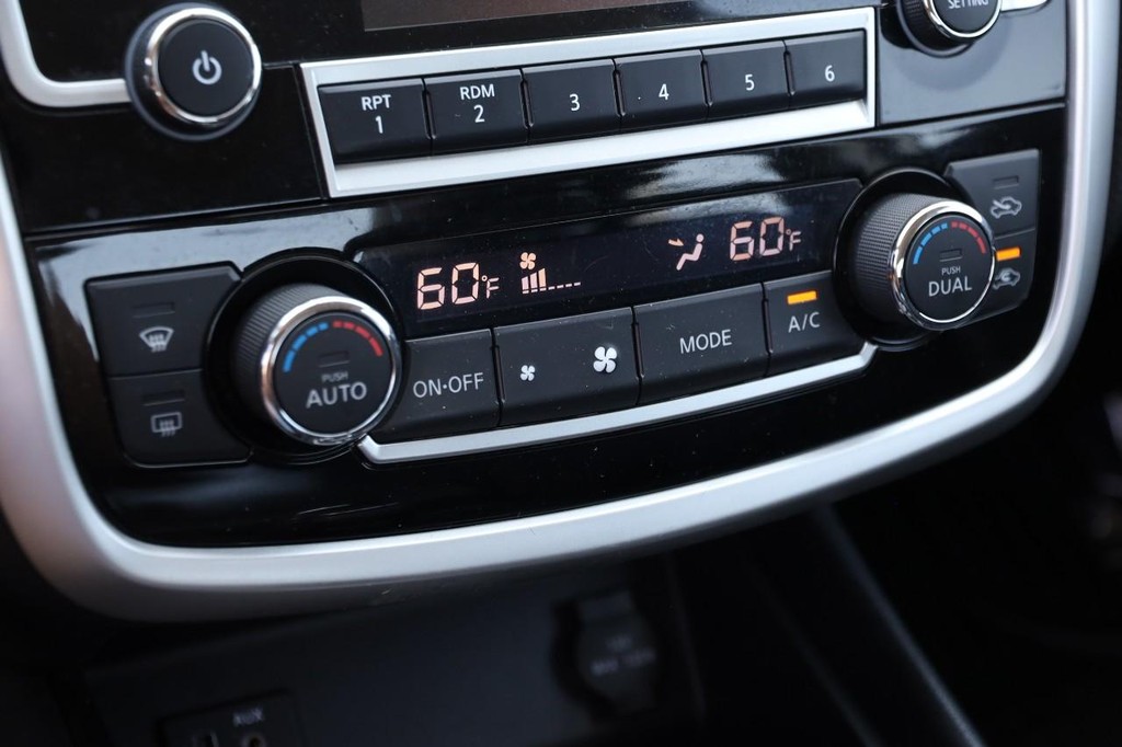 Nissan Altima Vehicle Full-screen Gallery Image 17