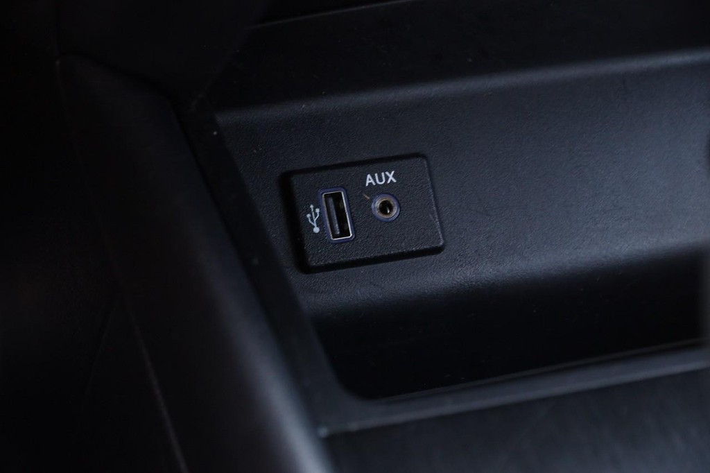 Nissan Altima Vehicle Full-screen Gallery Image 18