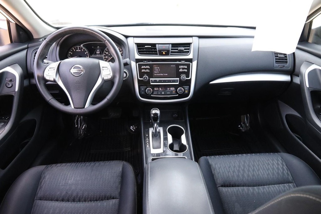 Nissan Altima Vehicle Full-screen Gallery Image 20