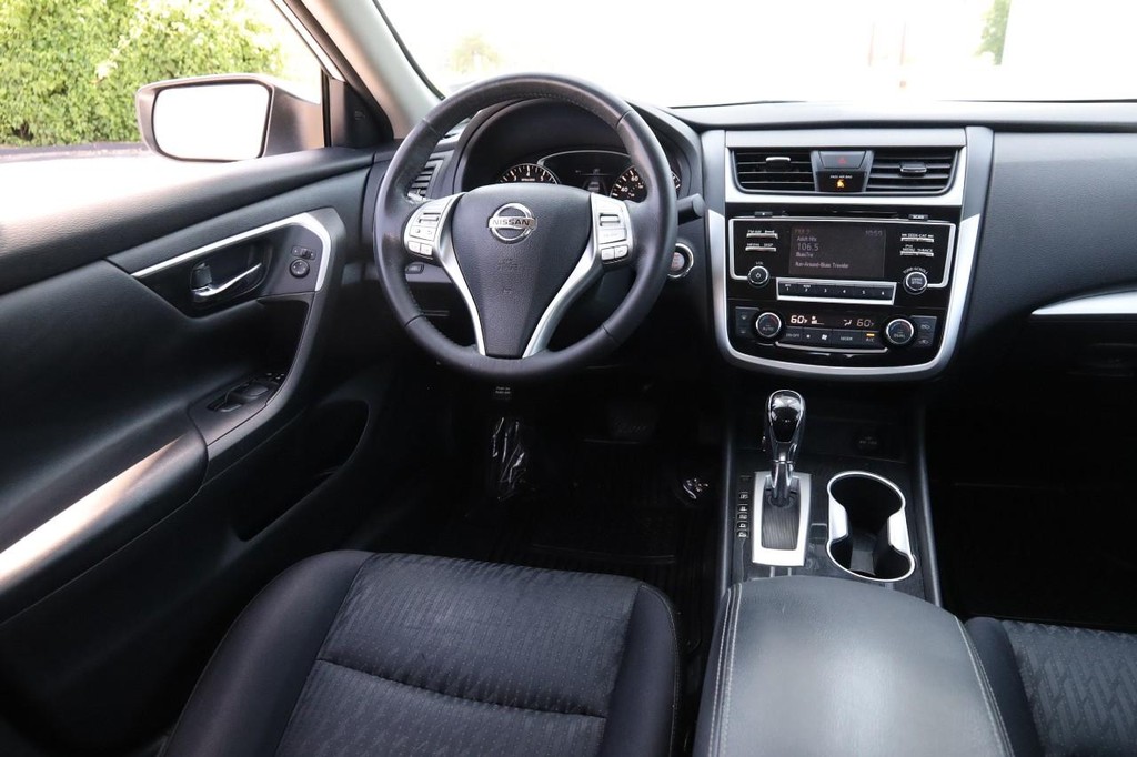 Nissan Altima Vehicle Full-screen Gallery Image 21
