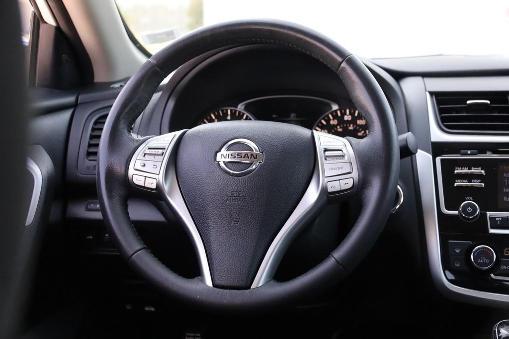 Nissan Altima Vehicle Full-screen Gallery Image 22