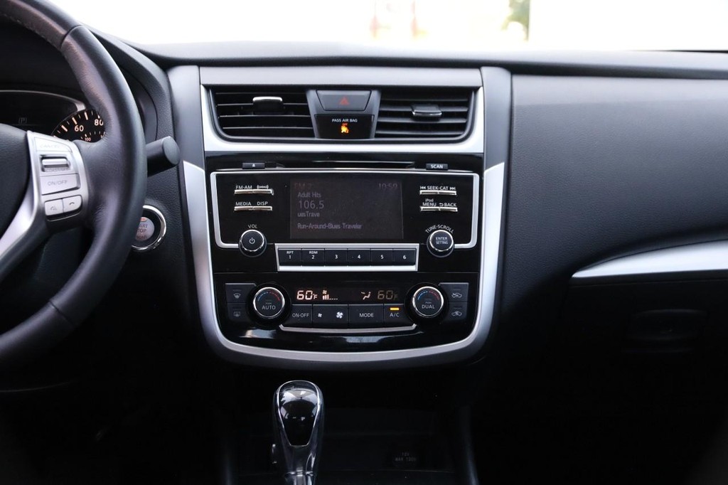 Nissan Altima Vehicle Full-screen Gallery Image 23
