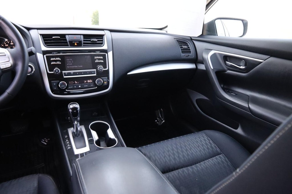 Nissan Altima Vehicle Full-screen Gallery Image 24
