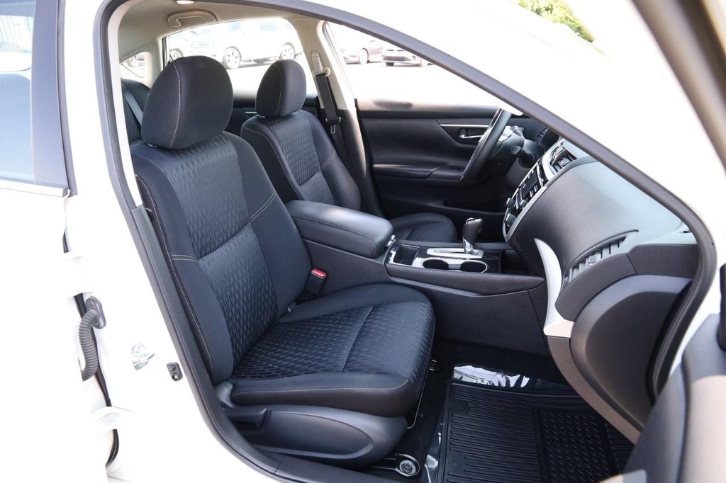 Nissan Altima Vehicle Full-screen Gallery Image 25